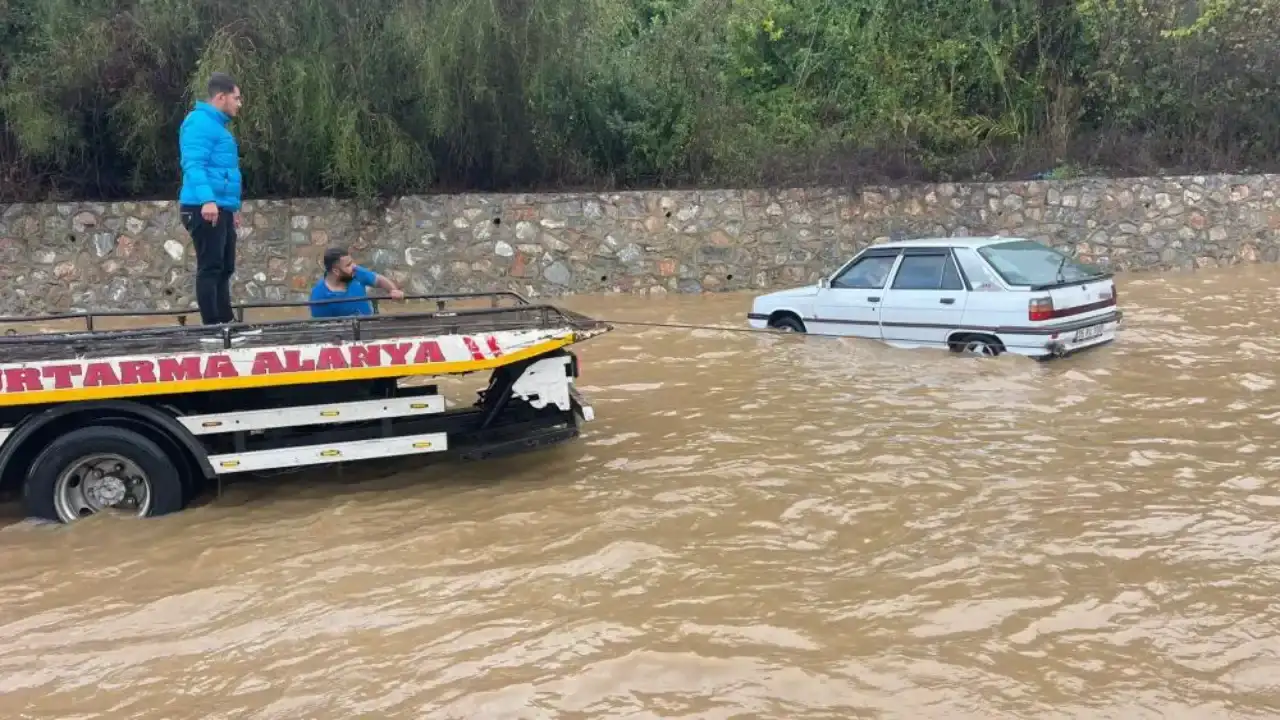 Alanya’da D 400 Karayolu Sular Altında Kaldı! 2